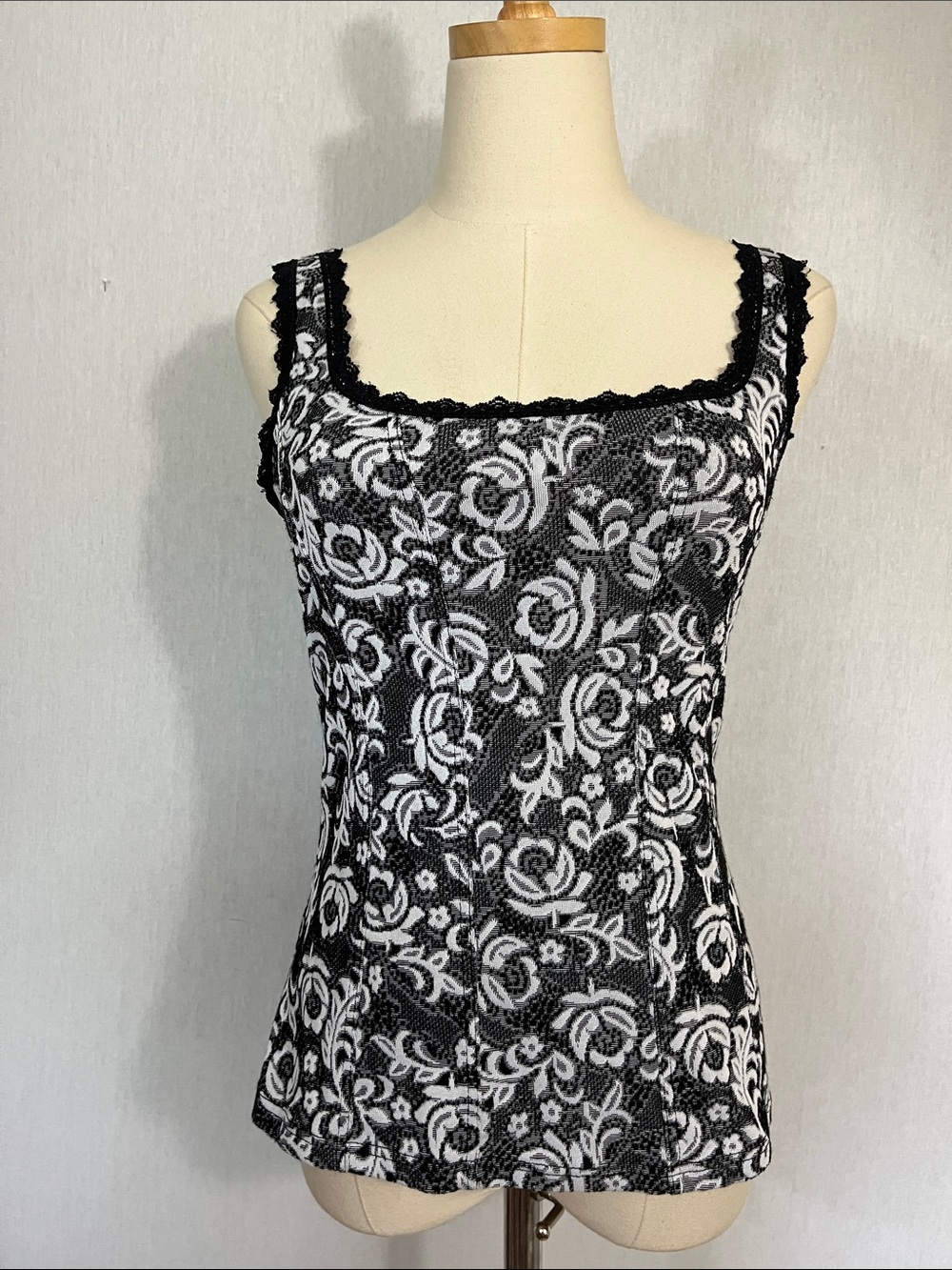 White House Black Market Black & White Floral Sleeveless Camisole Tank Top